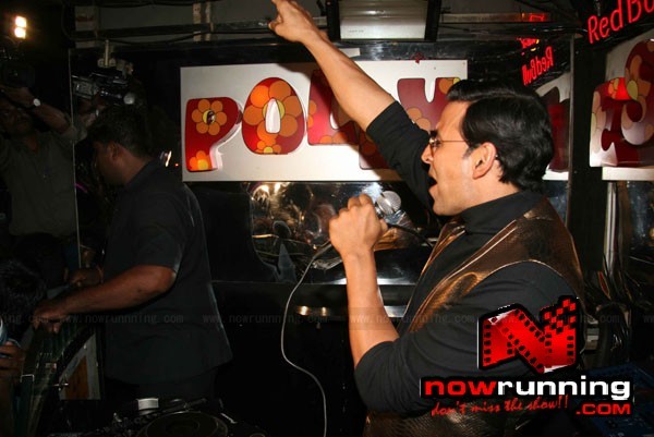 https://www.nowrunning.com/Content/PhotoFeature/2010/Akshay-Kumar-promotes-Action-Replay-Polyesther-Disc/Akshay-Kumar-promotes-Action-Replay-Polyesther-Disc-06.jpg