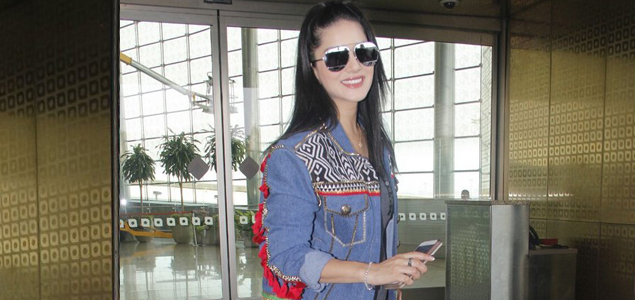 Sunny Leone snapped at the airport Pictures | nowrunning